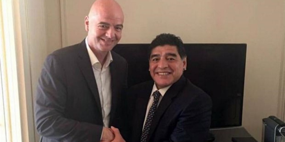 Maradona recibe a Infantino en su casa en Dubai para tratar temas determinantes
