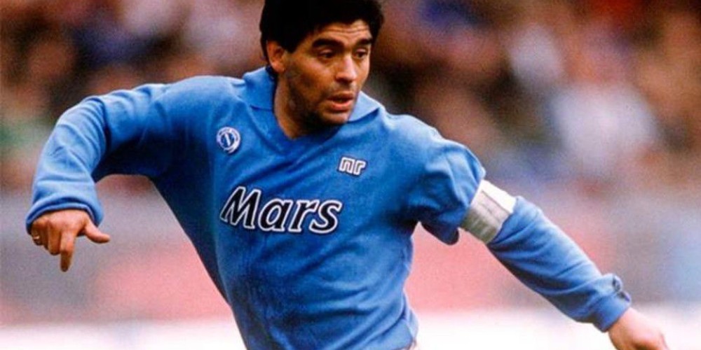 Pusieron a la venta una camiseta de Maradona con un misterioso objeto