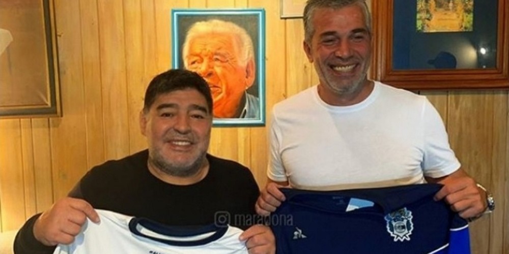 Entrenamiento a puertas abiertas y conferencia en un hotel: as&iacute; ser&aacute; la presentaci&oacute;n de Maradona en Gimnasia La Plata