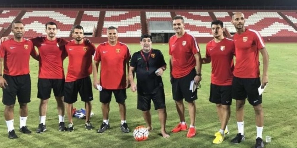 Maradona la rompe pateando tiros libres en el entrenamiento de su equipo