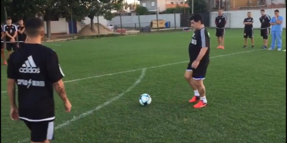 El d&iacute;a que Maradona le dio una clase de tiros libres a los jugadores de Riestra 