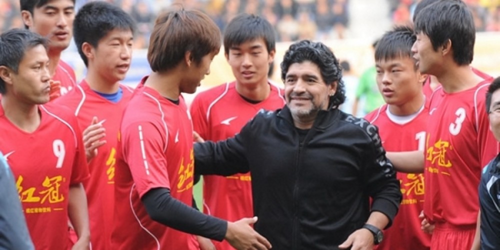 Diego Maradona est&aacute; m&aacute;s cerca de trabajar en la Superliga China