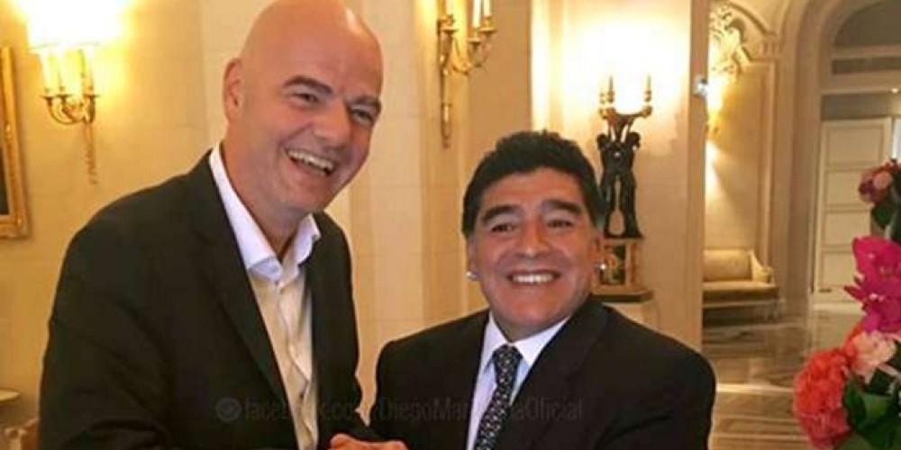 Infantino le abri&oacute; la puerta a Maradona en la FIFA