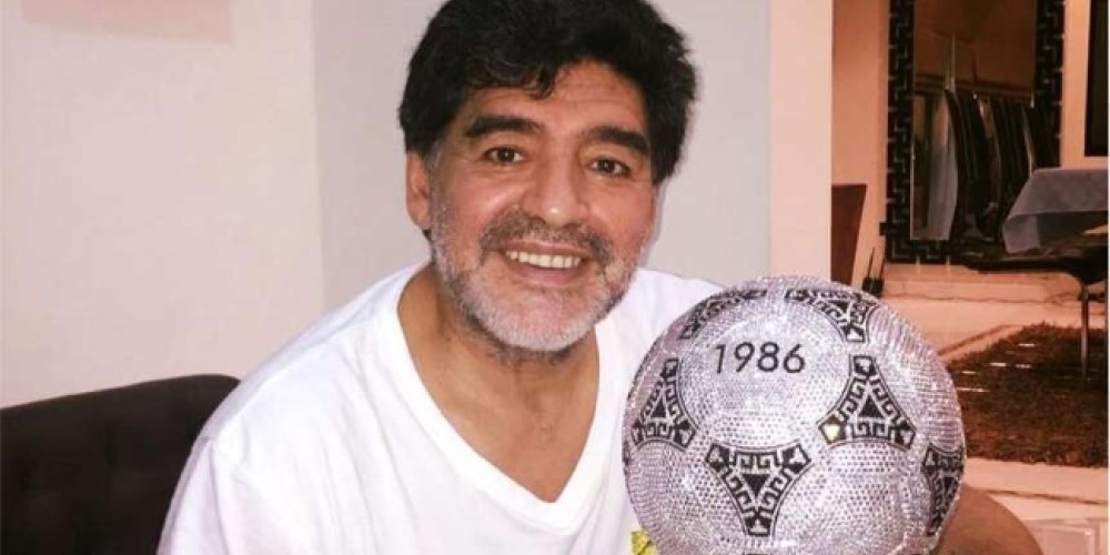 Maradona recibió una increíble pelota de regalo