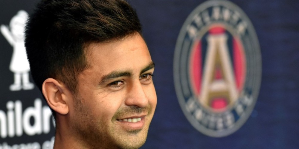 Las bromas que le hicieron al “Pity” Martínez en la presentación de la nueva camiseta de su equipo