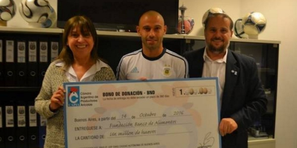 Mascherano don&oacute; un mill&oacute;n de huevos para comedores infantiles