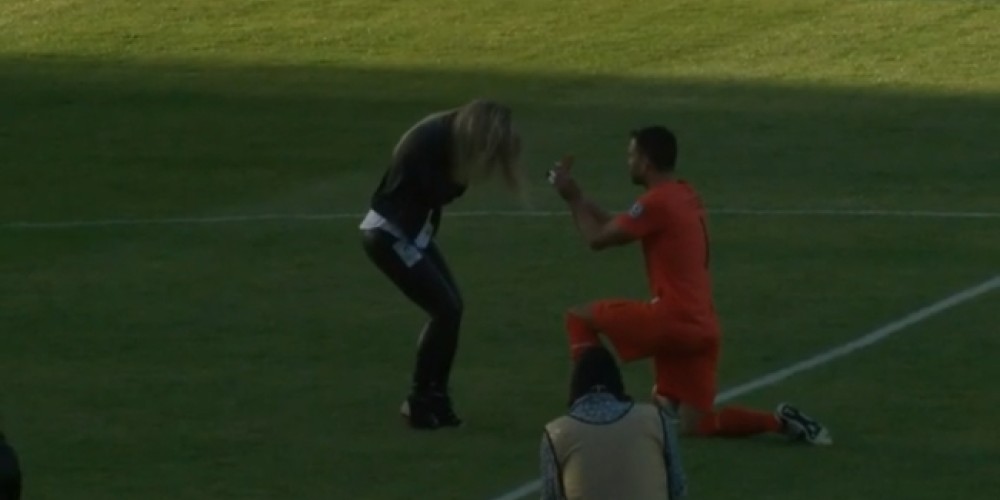 La historia del arquero que propuso matrimonio dentro de la cancha 