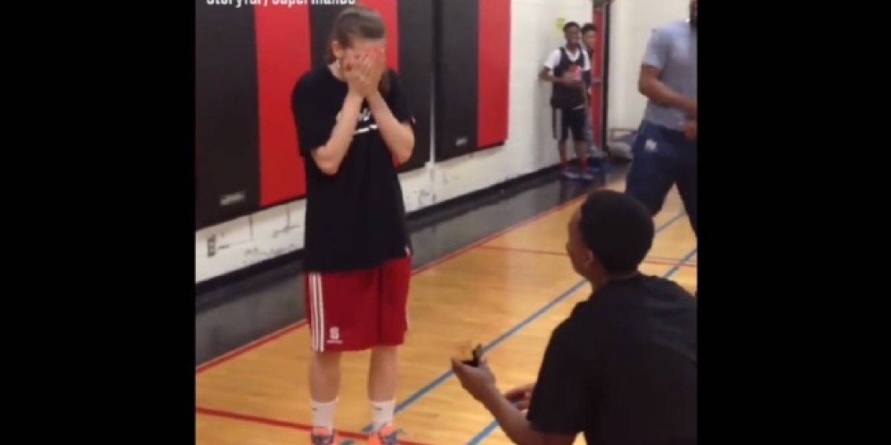 El jugador de b&aacute;squet que fingi&oacute; una lesi&oacute;n para pedir matrimonio