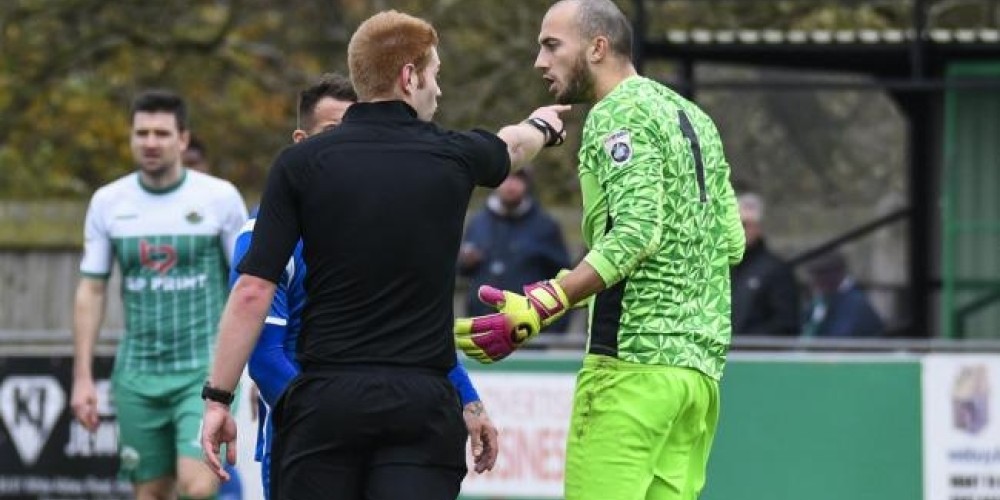 El arquero neozeland&eacute;s expulsado por orinar en medio del partido 