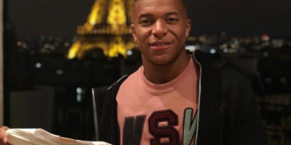 La camiseta de un club sudamericano que Pelé le regaló a Mbappé