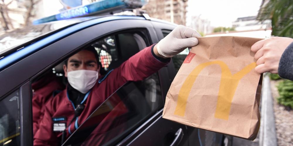 “Héroes sobre ruedas”: un desayuno gratis de McDonald’s para quienes están trabajando en la calle durante esta pandemia