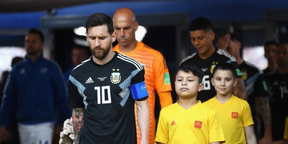 Los 11 ni&ntilde;os de McDonald's cumplieron su sue&ntilde;o de salir a la cancha de la mano de los jugadores de Argentina