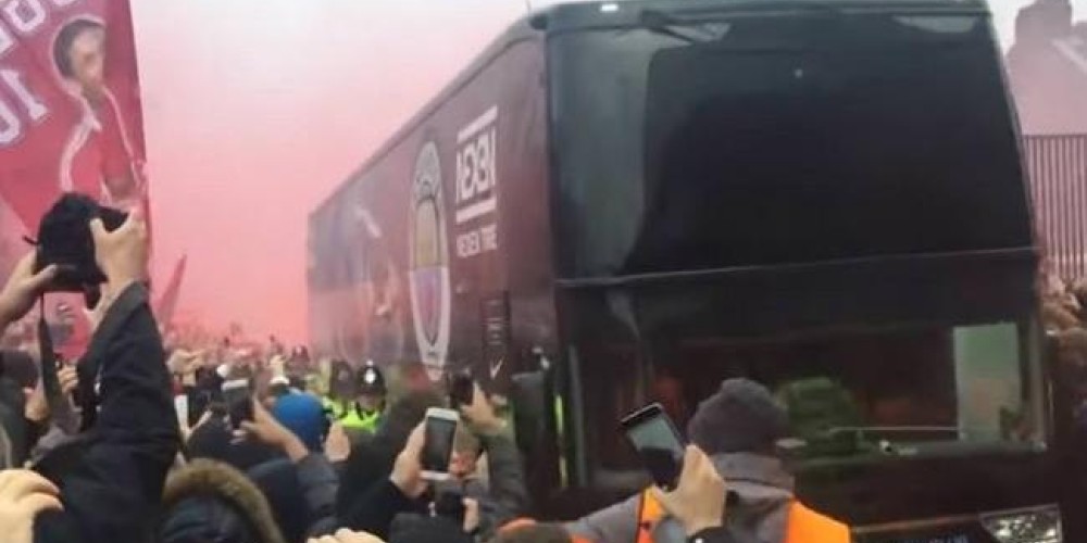 El equipo ingl&eacute;s que sufri&oacute; el mismo ataque que el micro de Boca en el Monumental