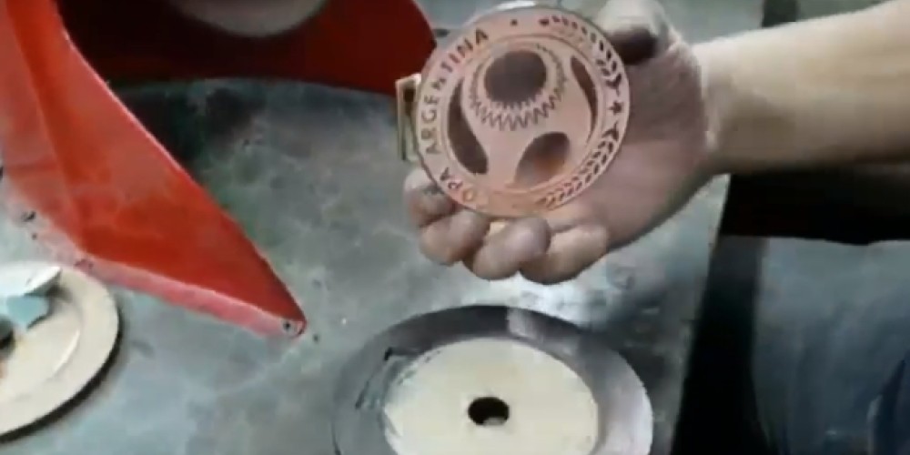 As&iacute; preparan las medallas para campe&oacute;n y subcampe&oacute;n de la Copa TOTAL Argentina