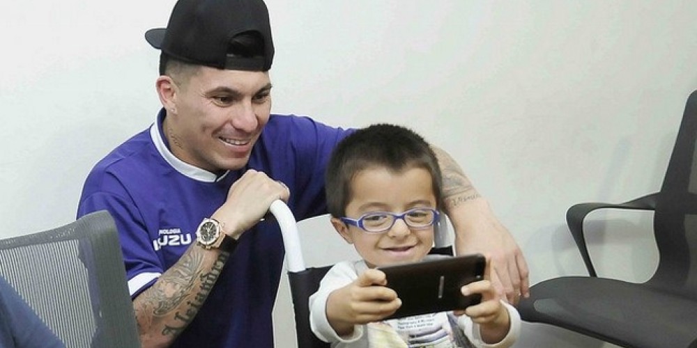 Gary Medel fue parte de la entrega de donaciones de Telet&oacute;n