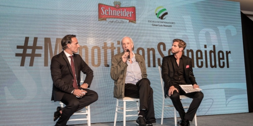 Menotti present&oacute; su Escuela de Entrenadores con el apoyo de Cerveza Schneider
