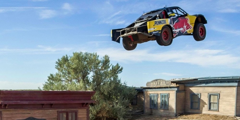 Un piloto saltó un pueblo abandonado con su auto y entró al Libro Guinness