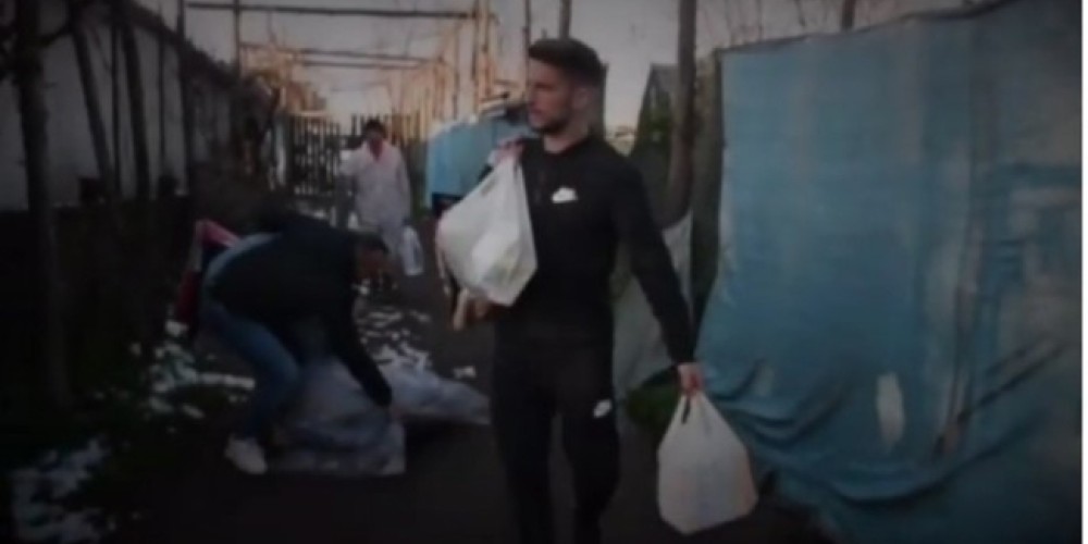 El goleador del N&aacute;poli que se viste de inc&oacute;gnito y reparte comida a personas en situaci&oacute;n de calle