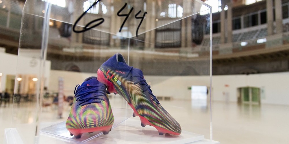 Los botines de Messi llegan al museo con un fin benéfico de la mano de adidas