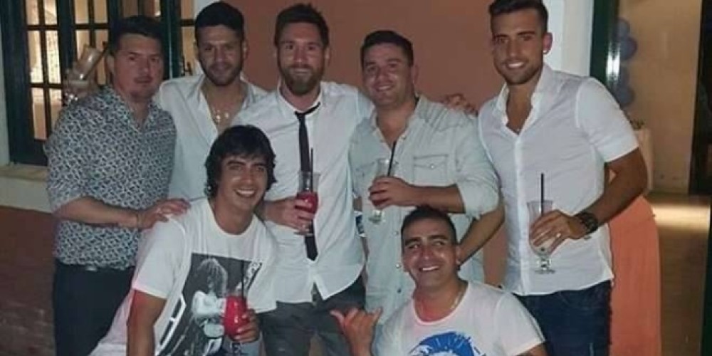 El curioso mural que los amigos &lsquo;no famosos&rsquo; de Messi le hicieron como regalo de bodas