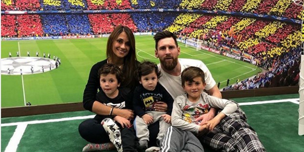 Messi y el mini Camp Nou que tiene en un rincón de su casa