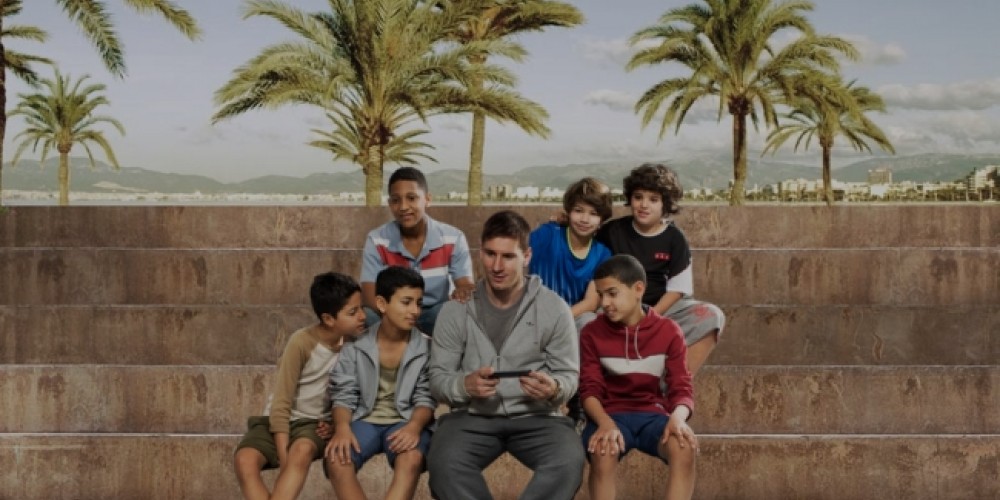 Messi juega con un grupo de niños en el comercial de Ooredoo