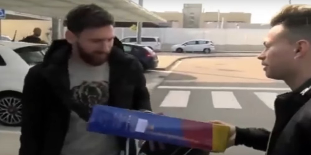 Messi y el regalo de una r&eacute;plica suya para su hijo Thiago