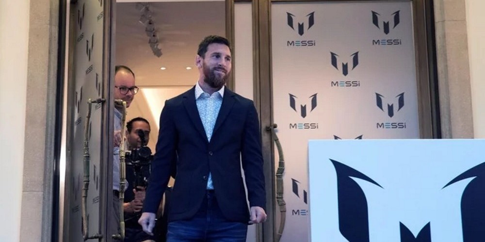 Ante un imponente marco de público, Messi inauguró la “Messi Store” en Barcelona