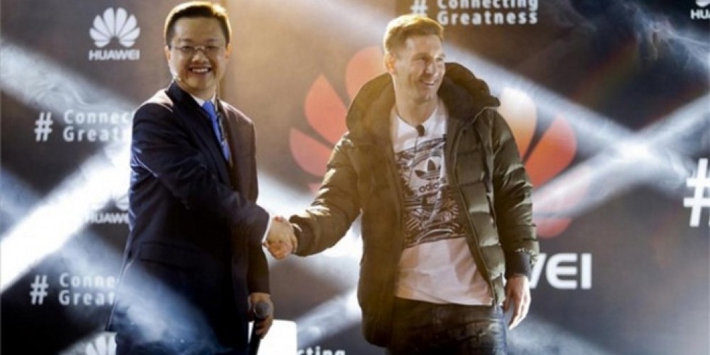 Messi cambi&oacute; Huawei por Samsung y recibir&aacute; 15 millones de d&oacute;lares