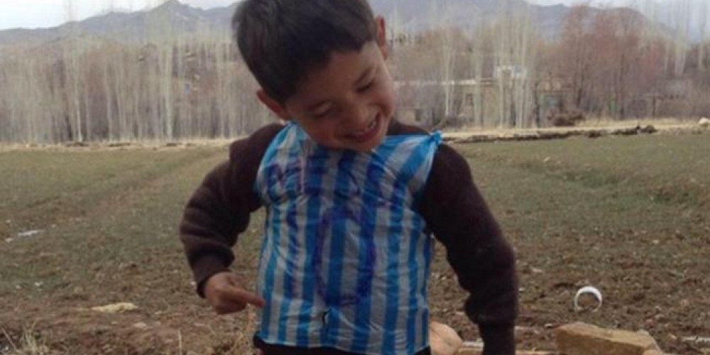 Messi sorprenderá al niño que hizo su camiseta con una bolsa de plástico
