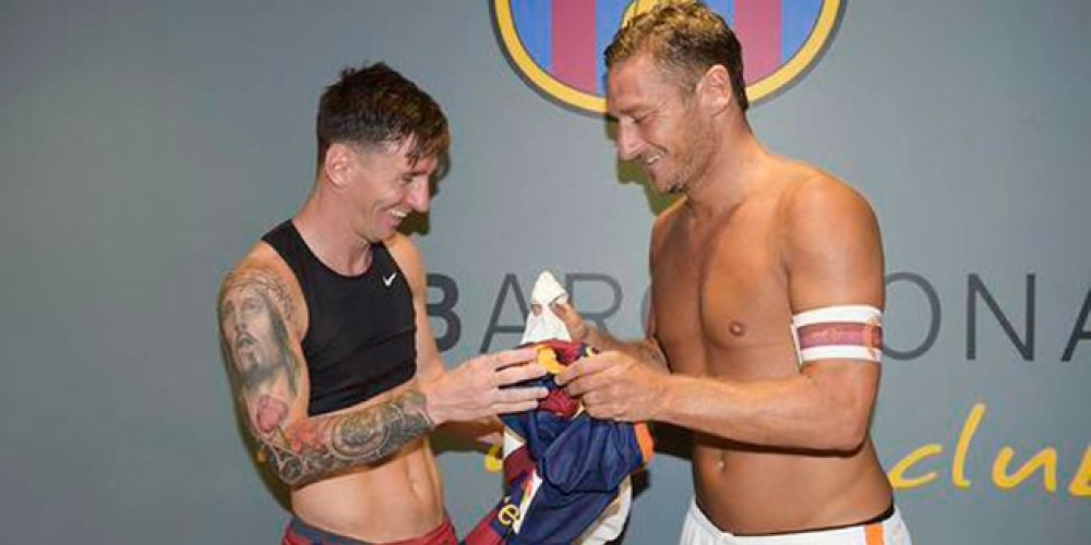 La Roma subasta la camiseta que Messi cambi&oacute; con Totti