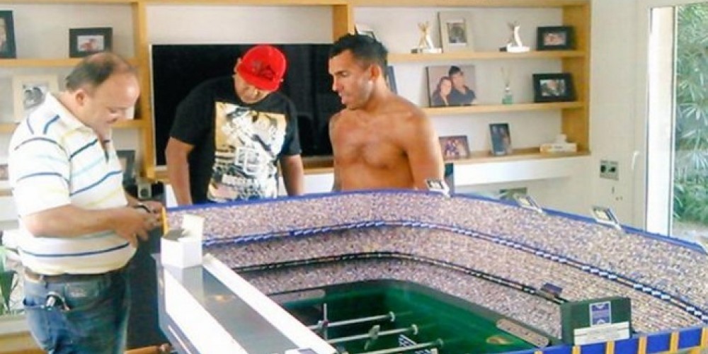 Carlos Tévez compró un metegol con la forma de la Bombonera