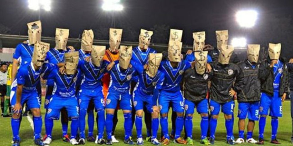 Reclamaron el pago del sueldo con bolsas de madera en la cabeza