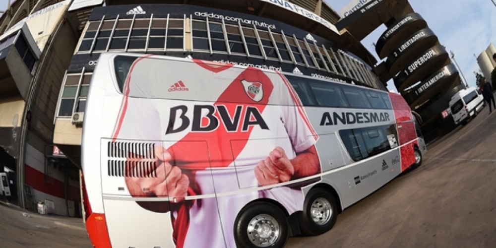 River estrenó su nuevo micro, con sala de juegos incluida