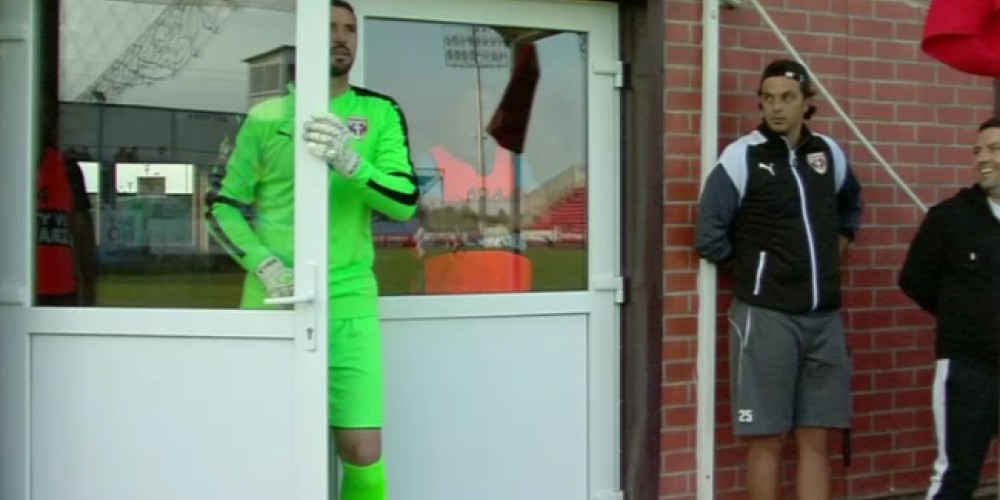 La insólita forma de hacer tiempo de un arquero en Rumania que le terminó jugando en contra