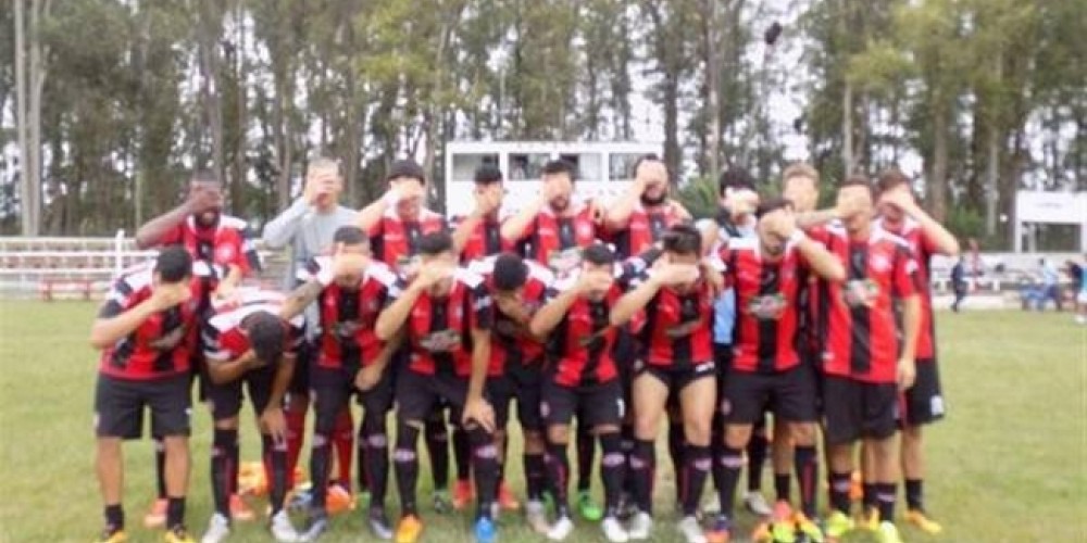 Jugadores uruguayos se taparon la cara en una foto como protesta