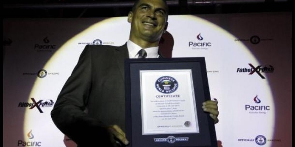 Faryd Mondragón recibió el certificado de Guinness World Records