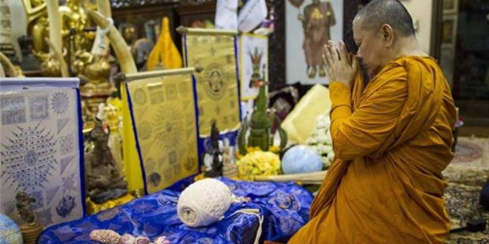 Un monje budista vende los amuletos del Leicester campe&oacute;n por 1500 euros