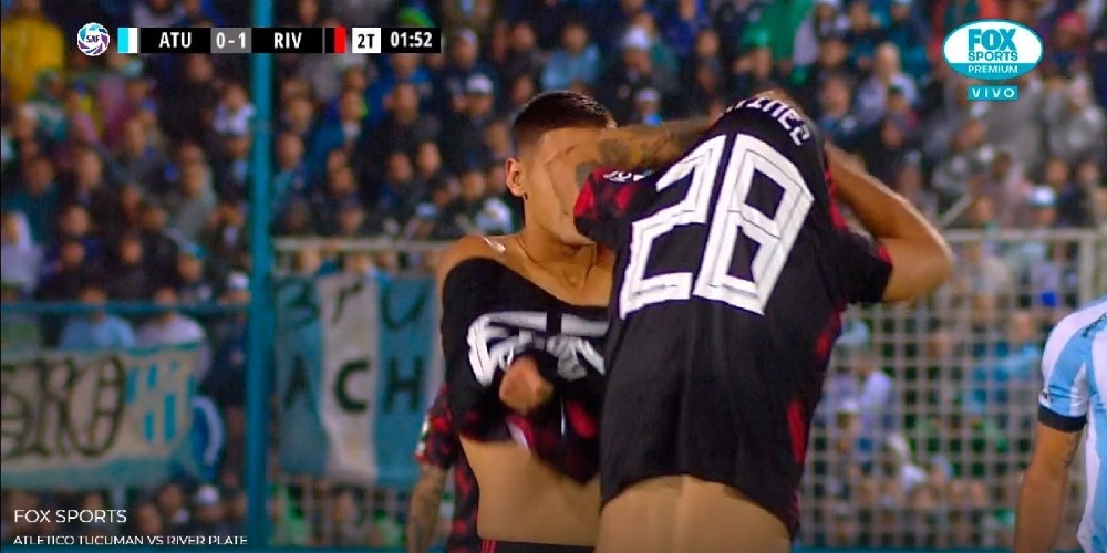 Insólito: dos futbolistas de River jugaron con las camisetas cambiadas