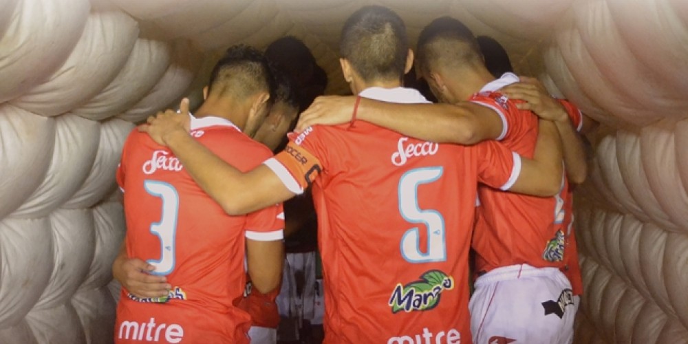 El equipo argentino con dos marcas competidoras en la misma camiseta