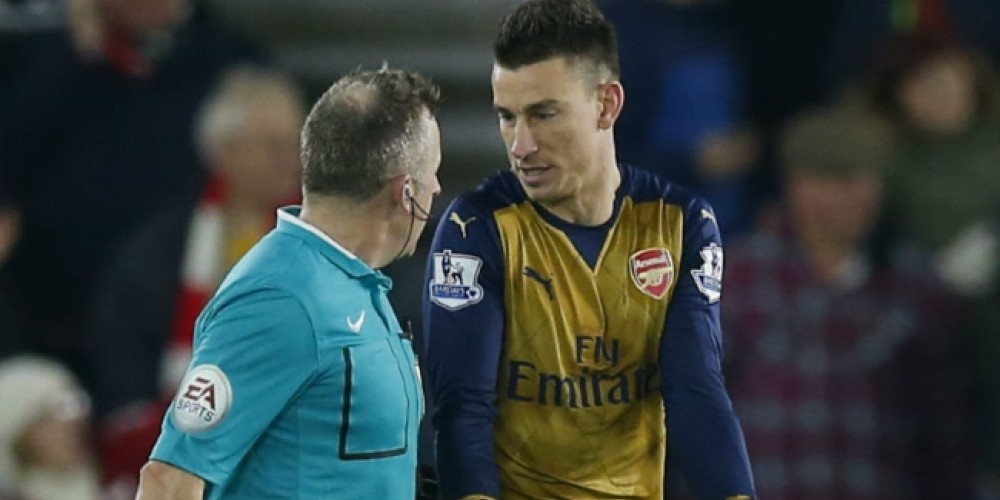 Los hinchas del Arsenal juntan firmas para que un &aacute;rbitro no los dirija m&aacute;s