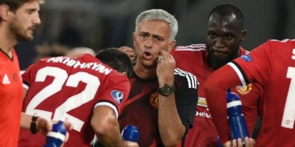 Mourinho regal&oacute; su medalla de subcampe&oacute;n a uno de los aficionados