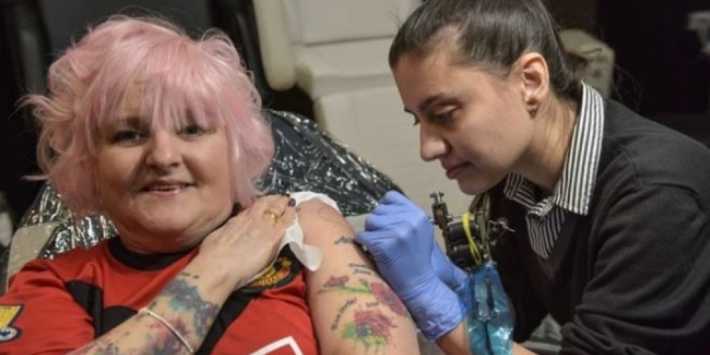 Insólito: la fanática de 60 años que tiene más de 30 tatuajes de Mourinho