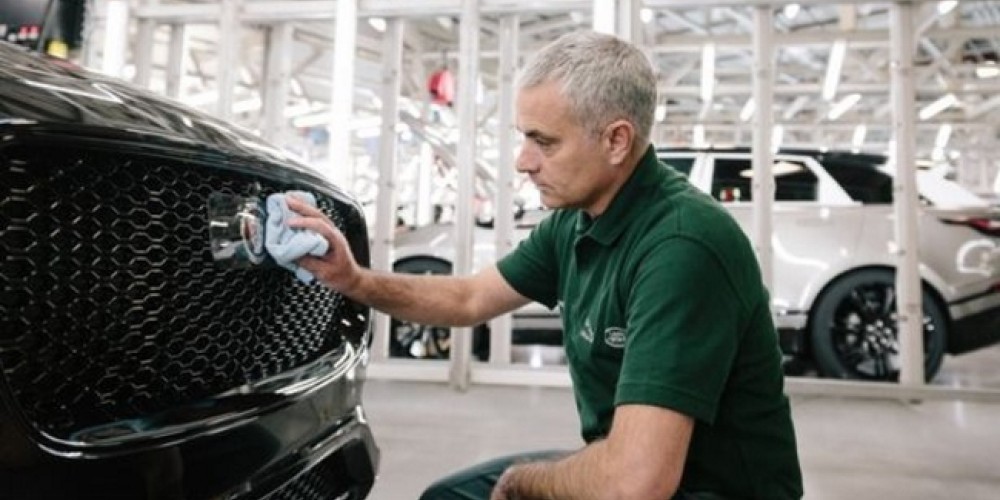 Mourinho aprovechó la fecha FIFA y visitó una fábrica para ayudar a ensamblar un auto