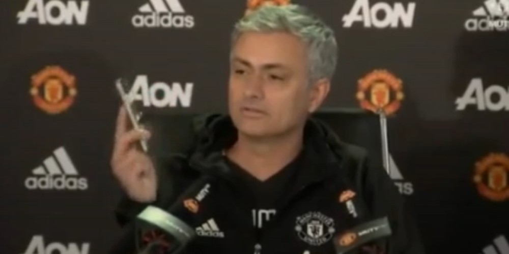 La historia de la rueda de prensa en la que Mourinho atendi&oacute; el tel&eacute;fono de un periodista