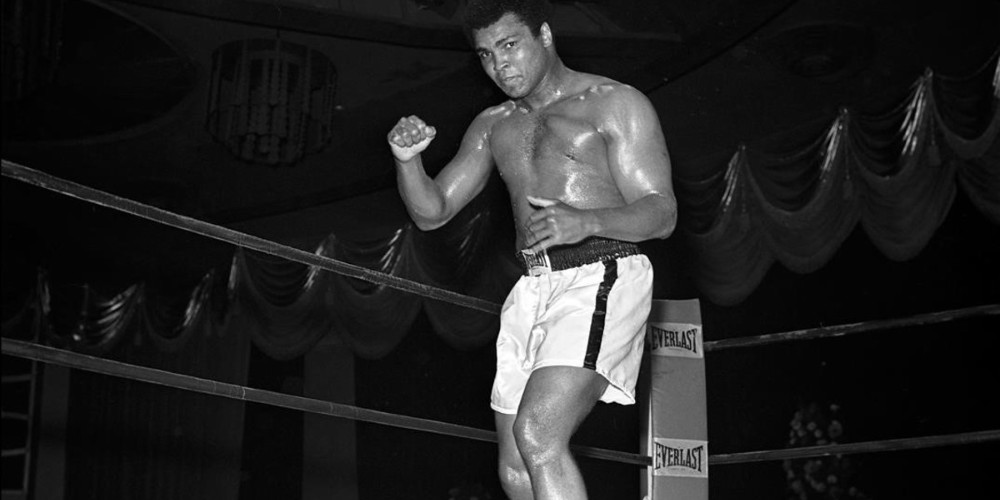 La historia de Muhammad Ali con el fútbol argentino; de Atlanta a su foto con la Copa del Mundo