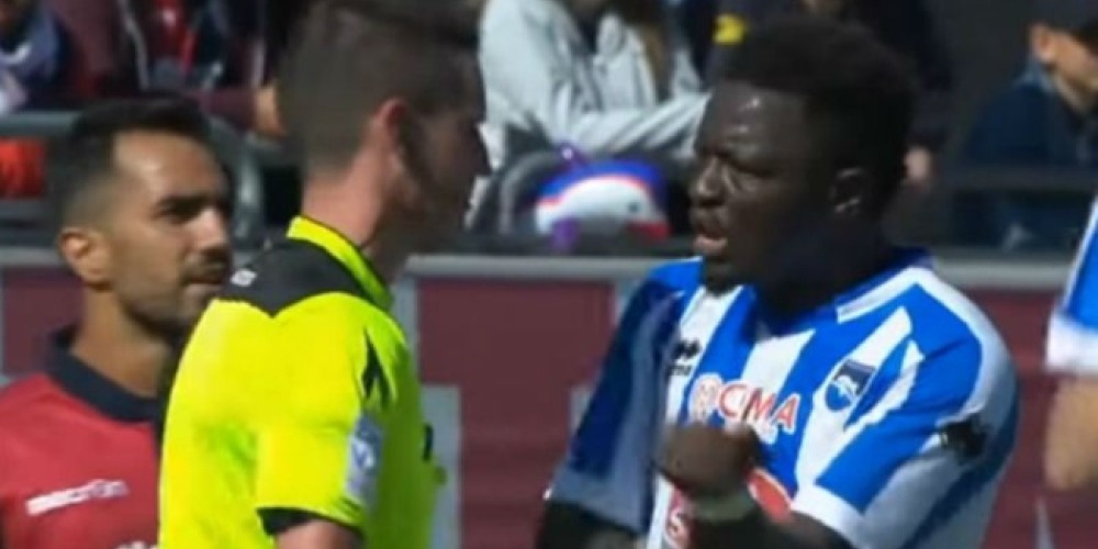 El futbolista que se fue de la cancha tras recibir insultos racistas