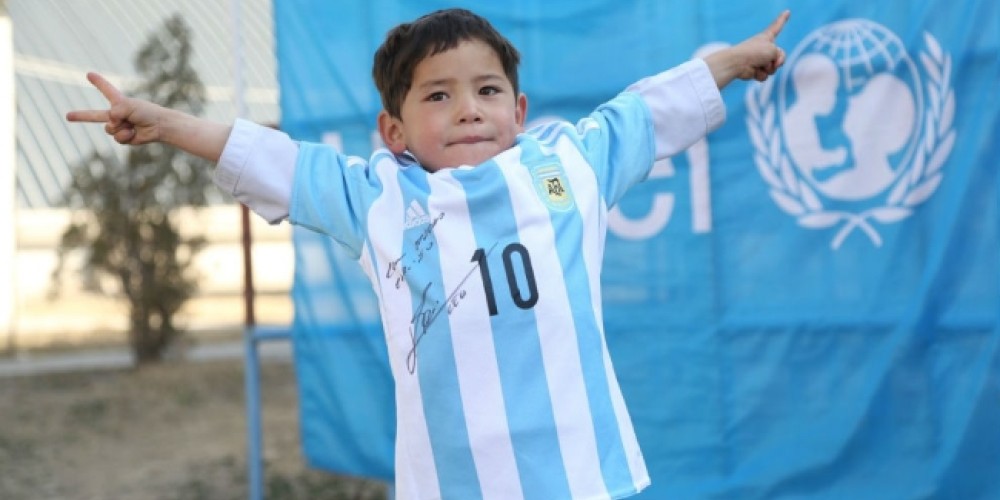 Murtaza, el niño afgano, ya tiene la camiseta firmada de Messi