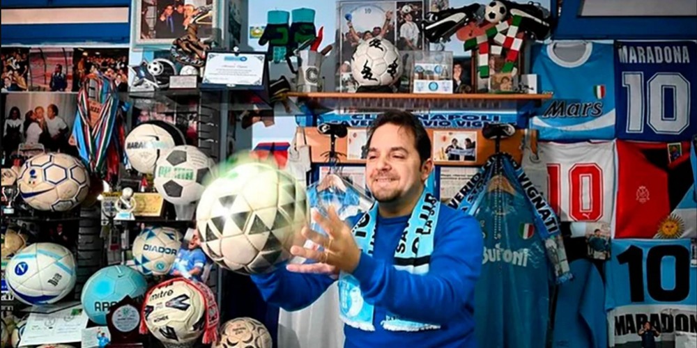 Armó un museo de Maradona en Nápoles con la colección de su padre y es furor