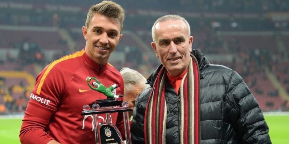 Fernando Muslera recibe un homenaje por antigüedad en el Galatasaray